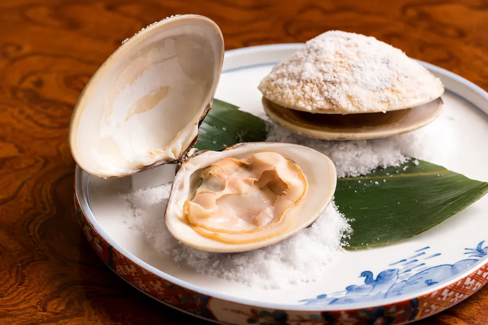 割烹旅館 肴屋本店の殻に盛られたはまぐり