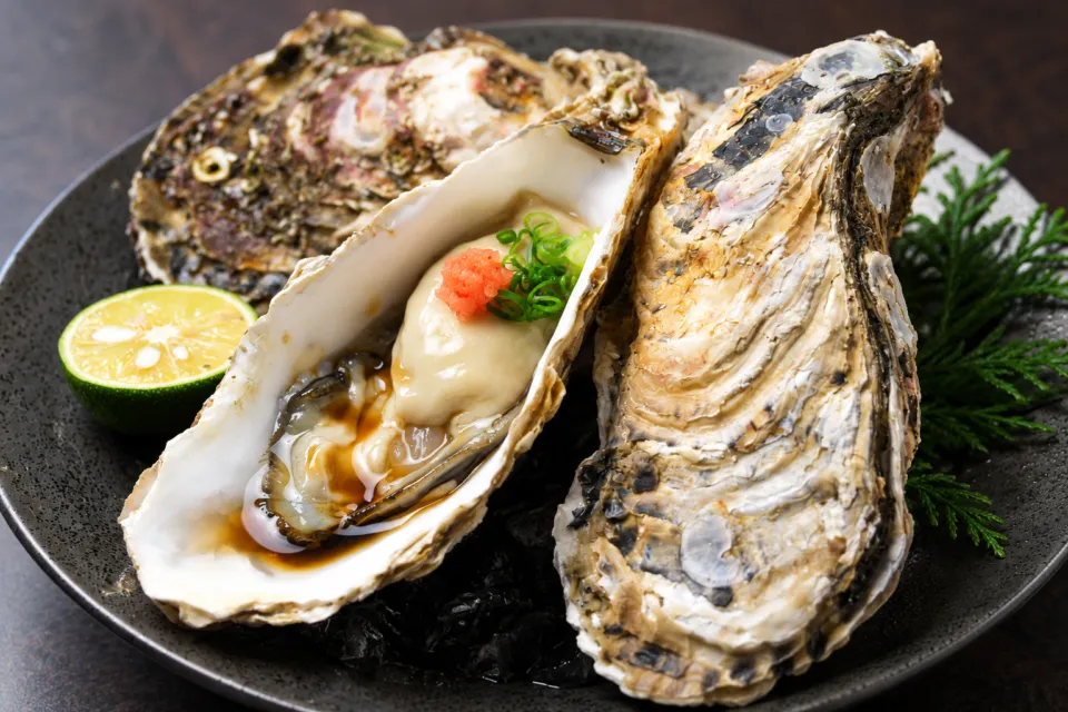 割烹旅館 肴屋本店のレモンを添えた岩がき