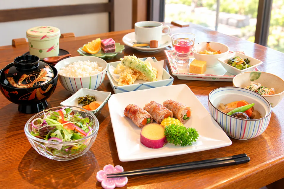 さくらの茶屋の小鉢を添えた定食