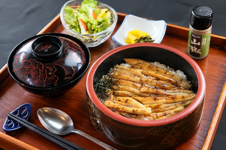 さくらの茶屋の穴子丼とサラダ