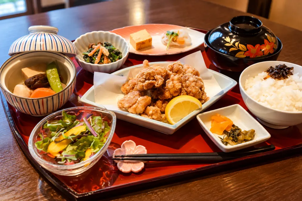 さくらの茶屋の唐揚げと小鉢の定食