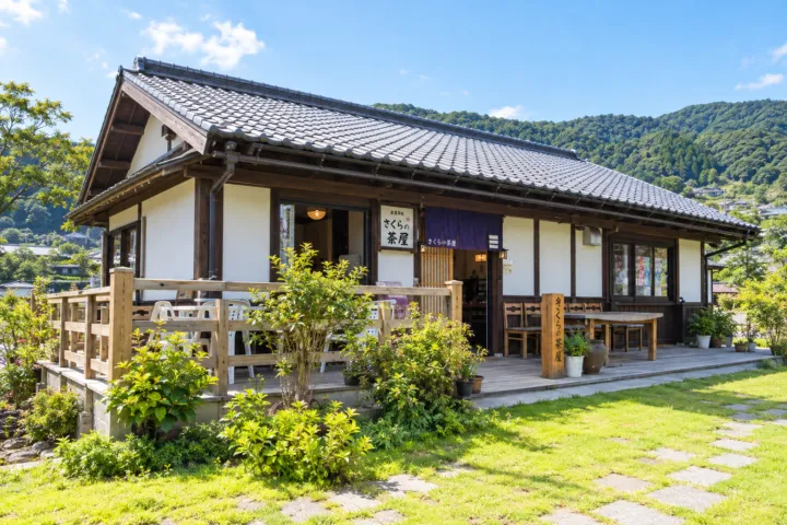 さくらの茶屋の芝生に面した店舗外観
