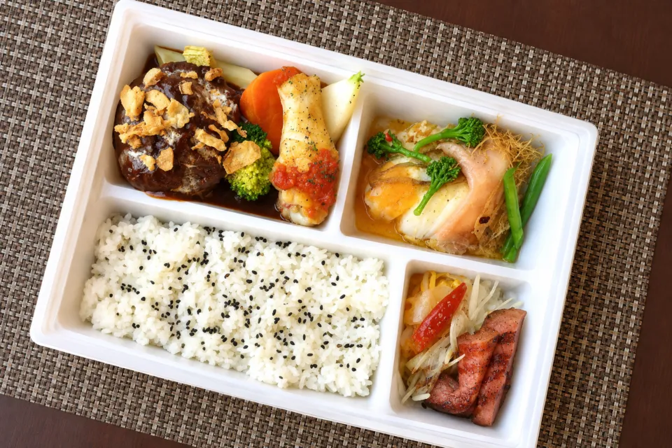 三国フレンチ サミュゼの仕切り箱に盛った特選コース弁当