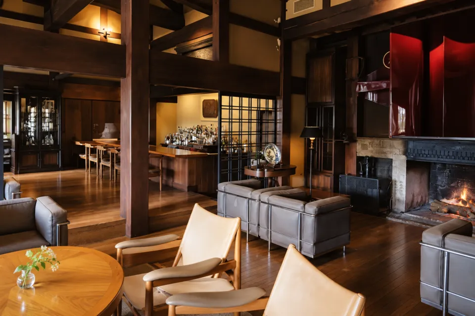 山荘 無量塔の暖炉と椅子を備えたTan’s bar