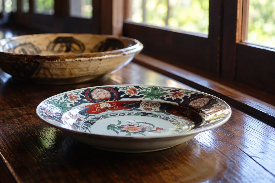 山荘 無量塔の茶寮 柴扉洞に置かれた色絵皿と鉢