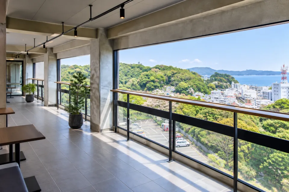 扇芳閣の館内の海を望むテラス