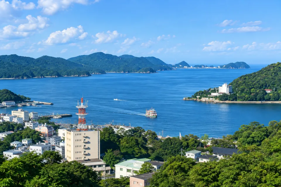 扇芳閣の高台から見渡す鳥羽湾