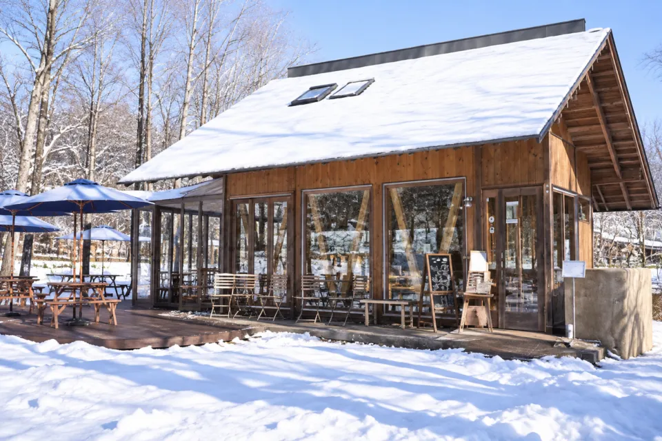 森林ノ牧場 Cafeの雪景色に包まれた木造カフェの外観