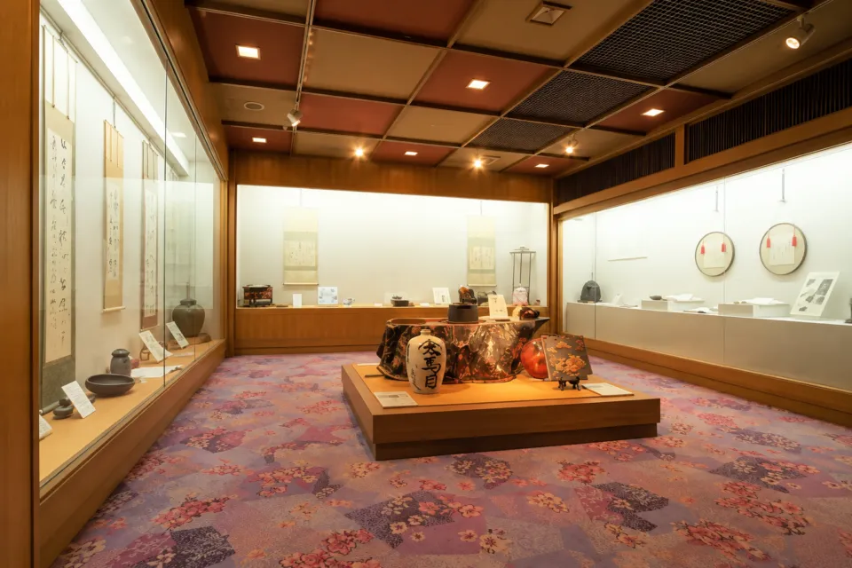 雨情の宿 新つたの壁面に書画を展示した野口雨情ギャラリー