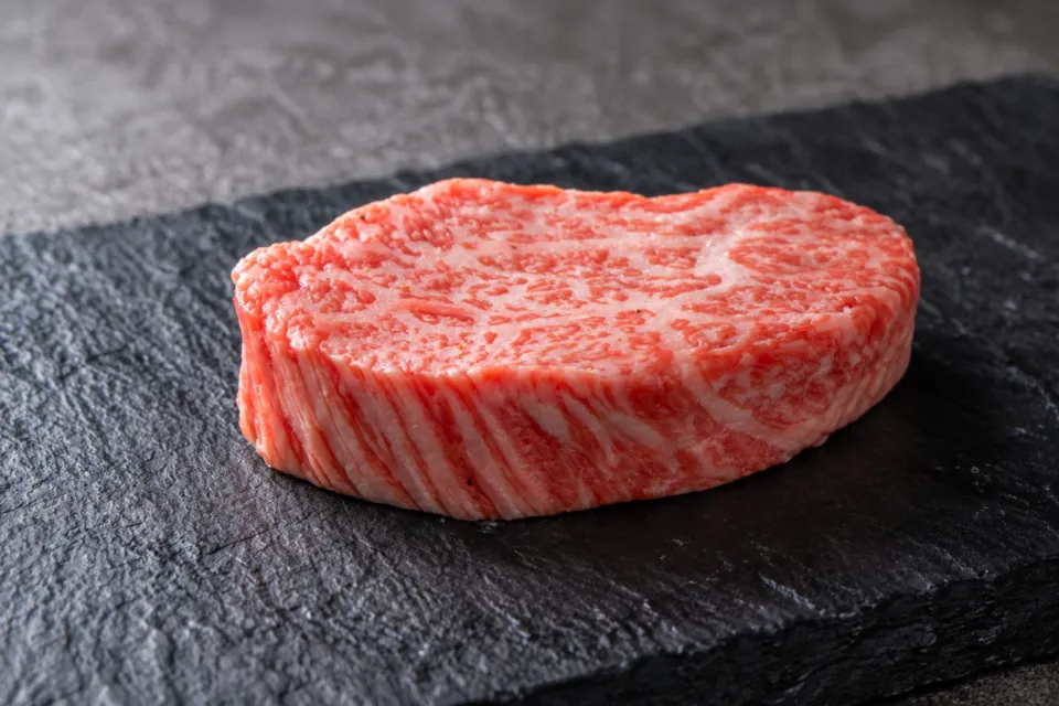 白浜kappou kawanishiの黒い器に置かれた牛肉の素材写真