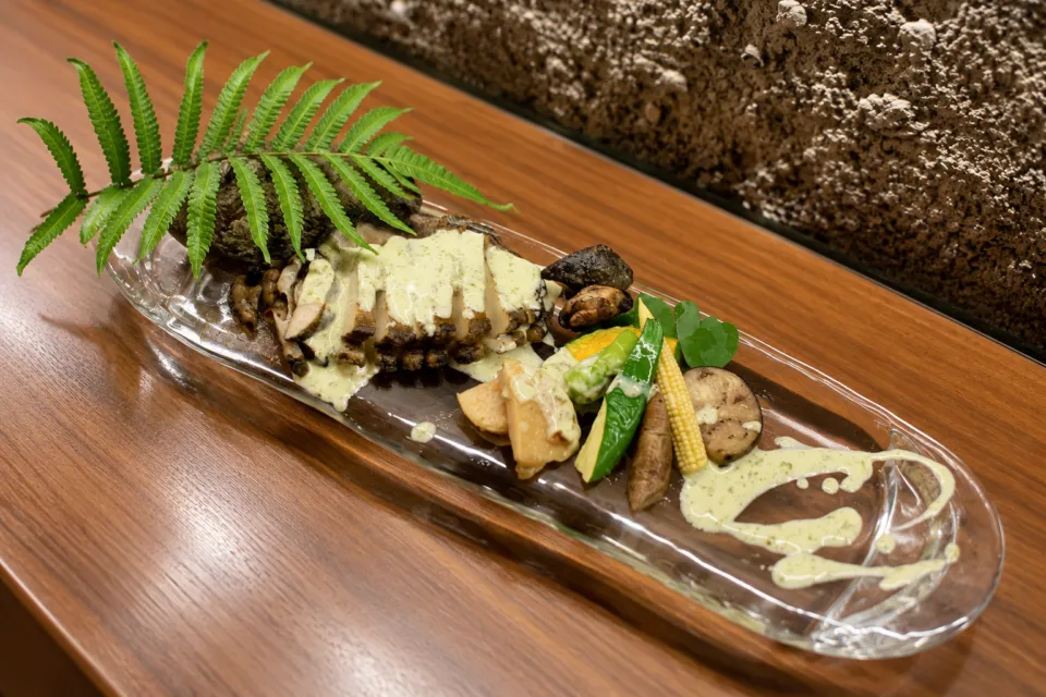 白浜kappou kawanishiの長皿に盛られた鮑の料理