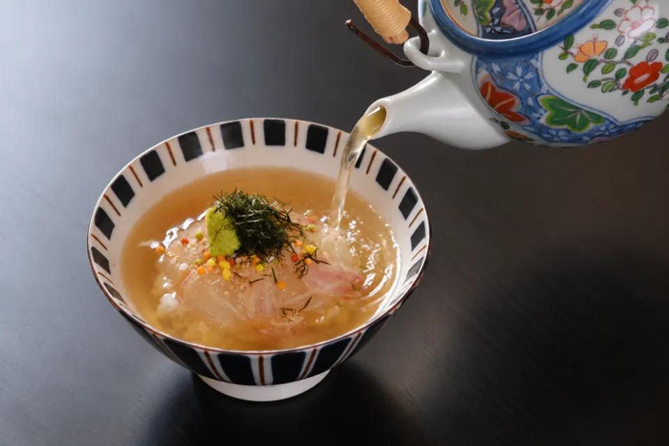 白浜kappou kawanishiの急須からだしを注ぐ茶漬け
