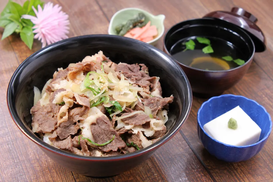 Shojin Dining 桐宝珠の牛丼と汁物の盛付