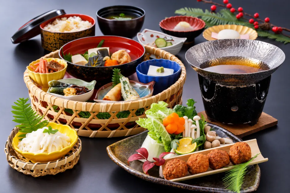 Shojin Dining 桐宝珠の鶏つくねを添えた御膳の盛付例