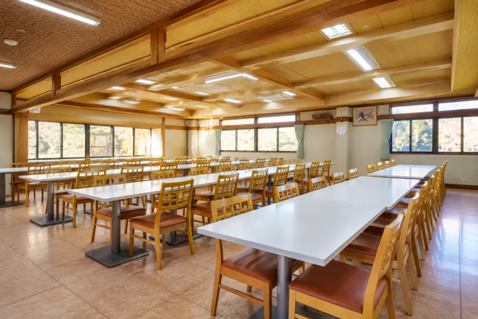 Shojin Dining 桐宝珠の窓沿いの3階テーブル席