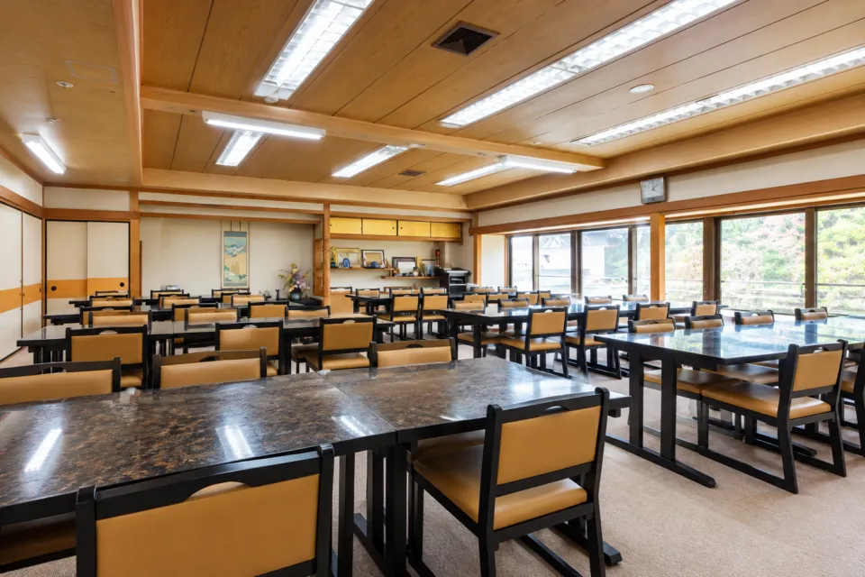 Shojin Dining 桐宝珠の和室の椅子とテーブル席