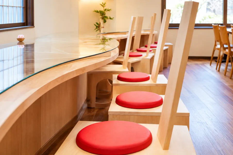Shojin Dining 桐宝珠のガラステーブルと赤い座面の椅子