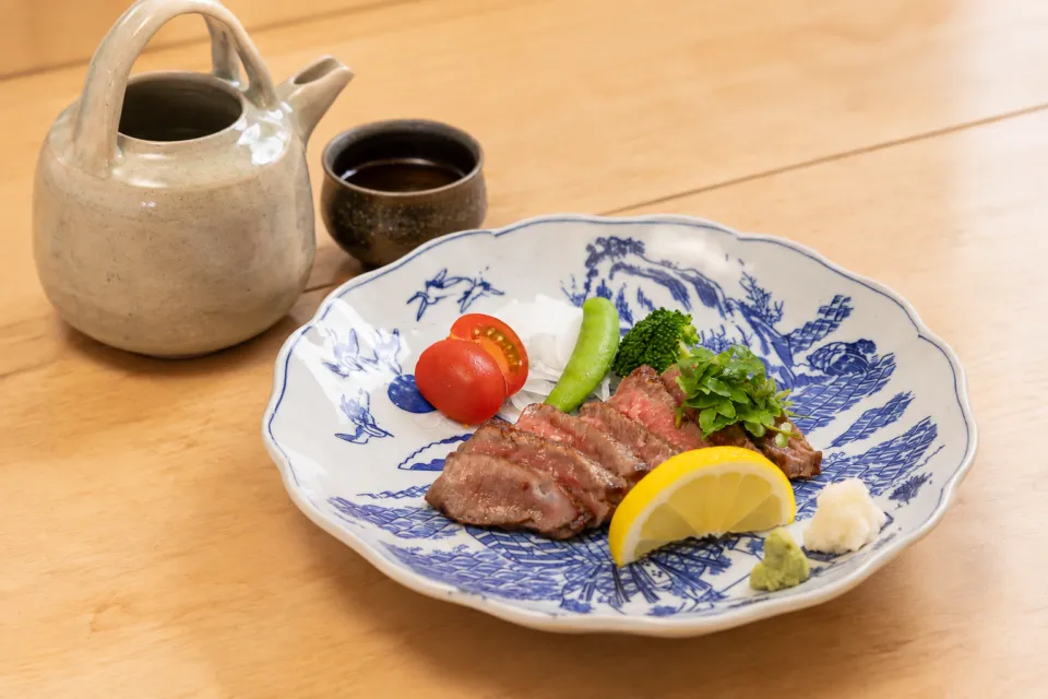 酒庵 田なかの秋田錦牛ステーキと酒器