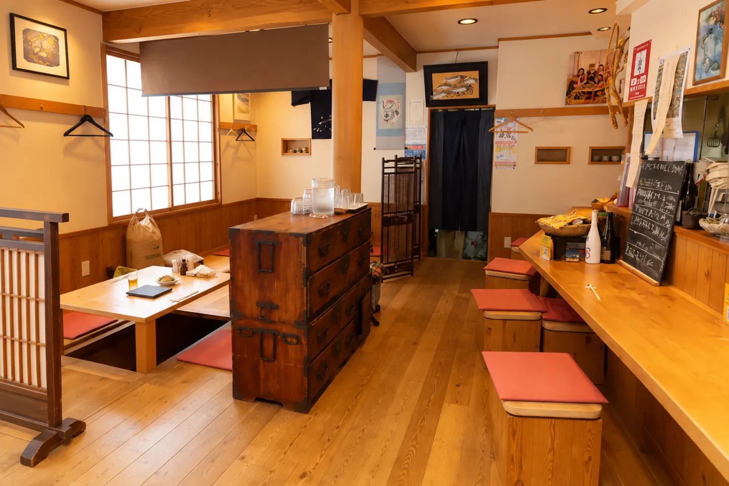 酒庵 田なかの窓側の掘りごたつとカウンター