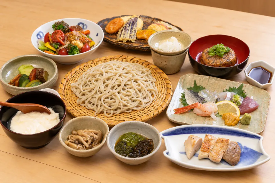 酒庵 田なかの料理例を並べたおまかせの食卓