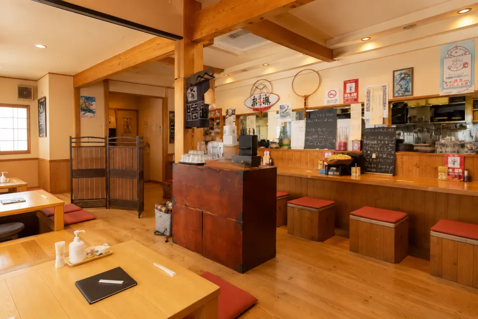 酒庵 田なかの掘りごたつと木の床が見える店内
