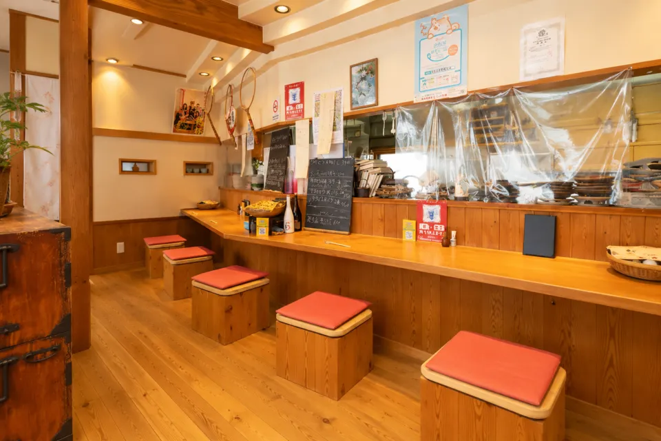 酒庵 田なかの木のカウンターと腰掛け