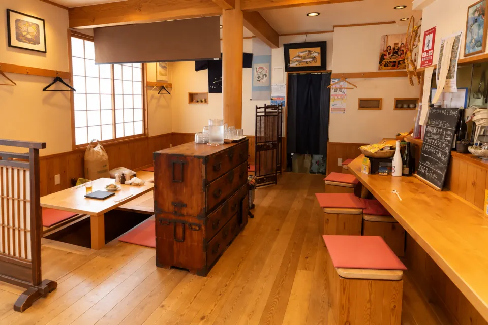 酒庵 田なかの窓側の掘りごたつとカウンター