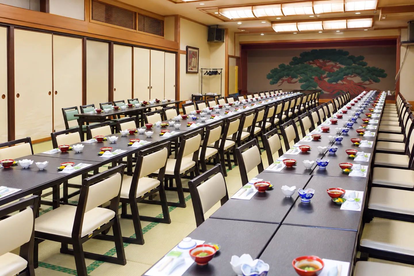 旬膳・郷土膳 和日輔の料理の小鉢が並ぶ大広間