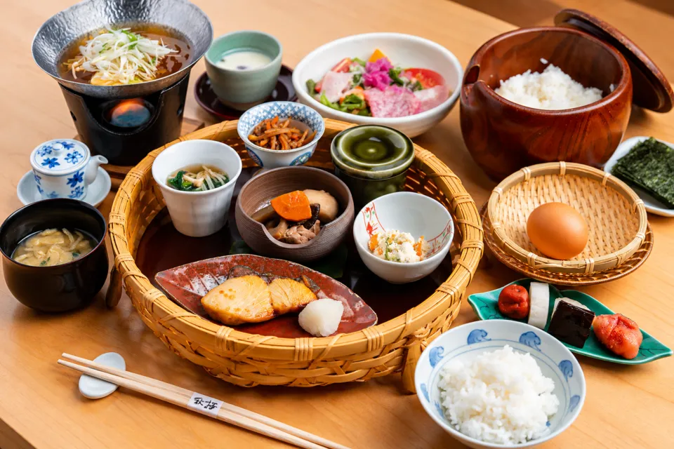 草庵秋桜の朝食の籠盛りとご飯