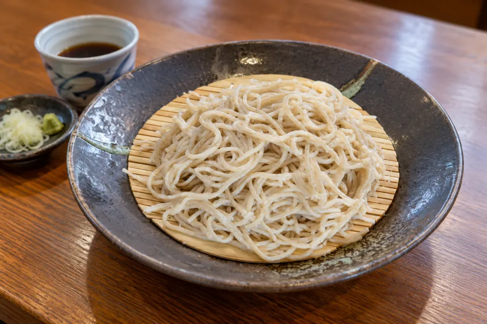 手打ちそば処 乃むらのざるに盛られたもりそば