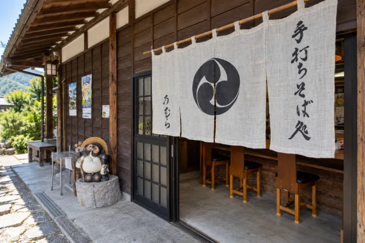 手打ちそば処 乃むらの暖簾を掲げた入口