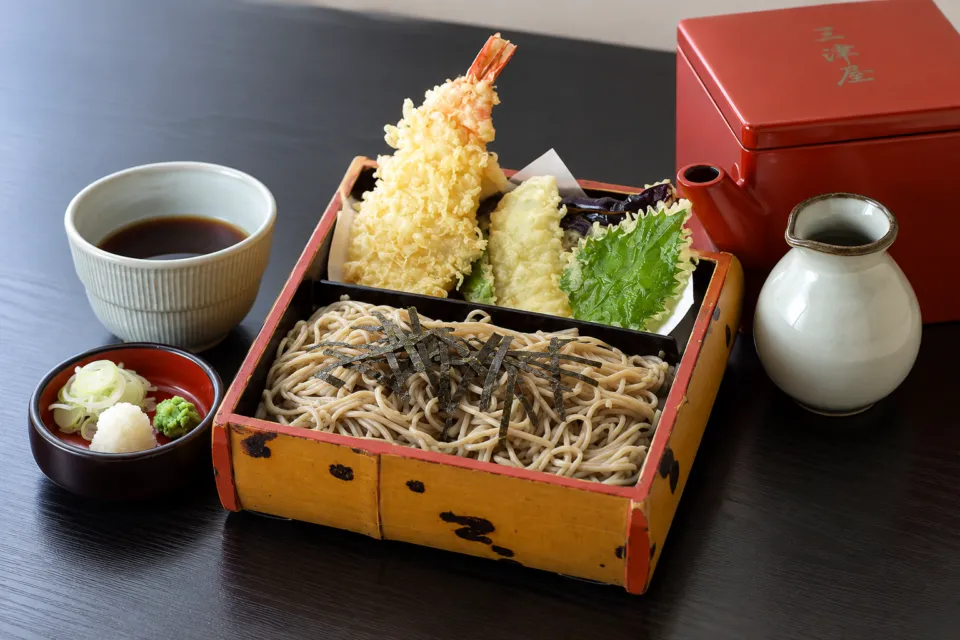 そば処 三津屋 本店の海老と野菜の天ぷらを添えた天ざる