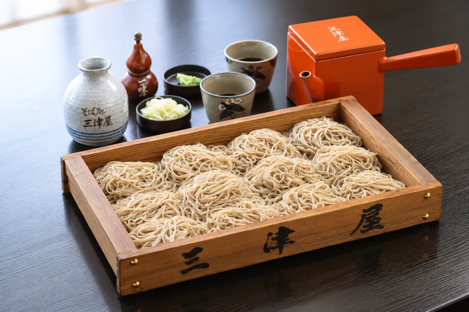 そば処 三津屋 本店の木の板箱に盛られた大板そば