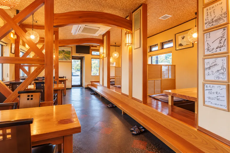 蕎麦処りきの木の柱と座敷が見える店内