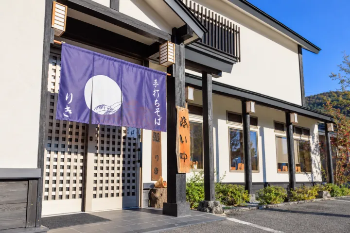 蕎麦処りきの暖簾のある店舗入口