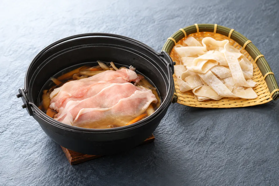 郷土料理と酔い処 蒼水庵の上州麦豚の鍋と幅広の生麺
