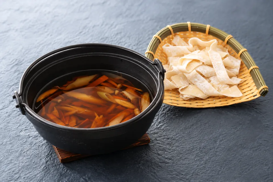 郷土料理と酔い処 蒼水庵の野菜の鍋と幅広の生麺