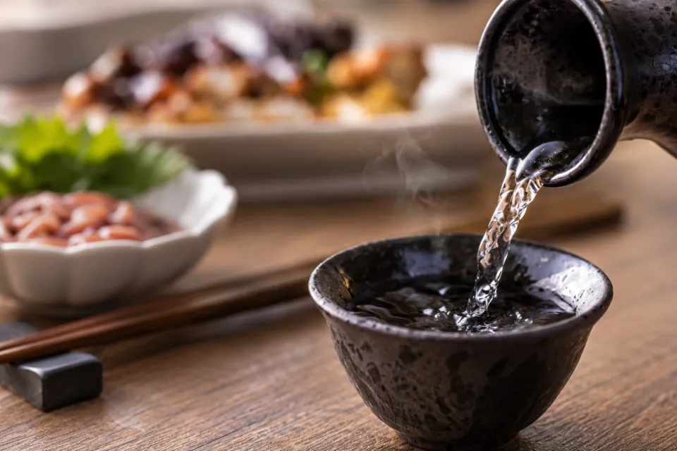 郷土料理と酔い処 蒼水庵の黒い酒器へ注がれる酒