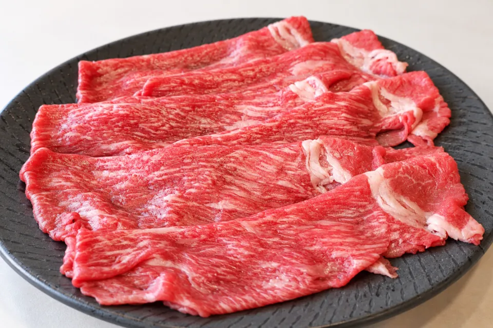 溶岩焼ステーキ&ハンバーグ 崋山の黒い皿に盛られた溶岩焼用の牛肉