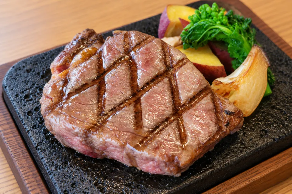 溶岩焼ステーキ&ハンバーグ 崋山の野菜を添えた厚切りステーキ