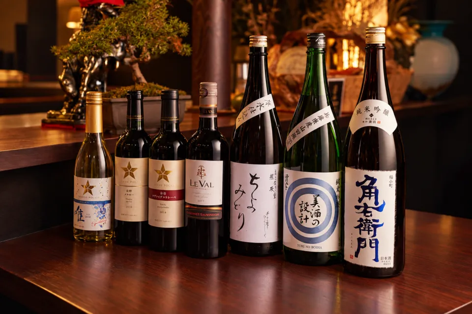 炭火焼肉 久の日本酒とワインのボトル