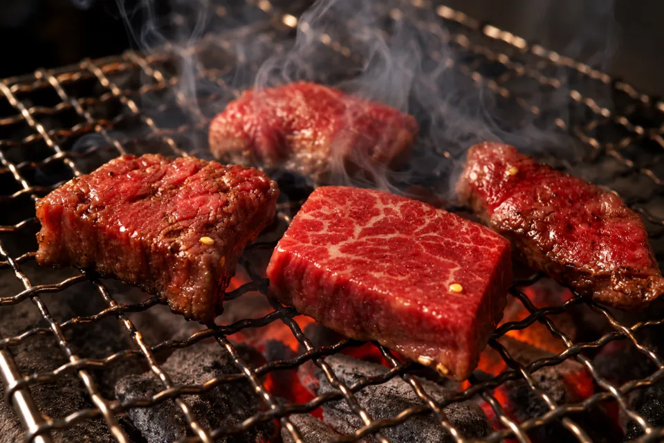 炭火焼肉 久の炭火で焼く牛肉