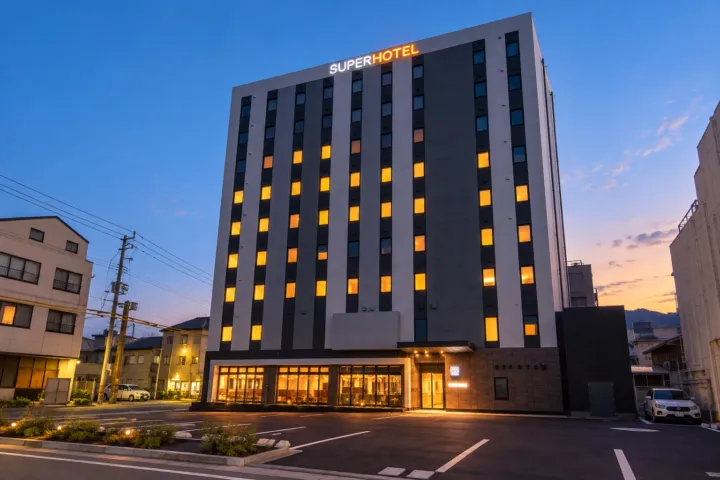 スーパーホテル宇和島駅前天然温泉の夕方の建物外観