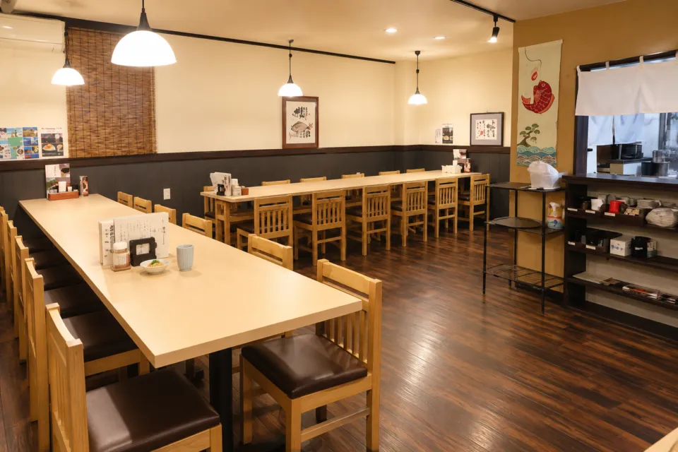 鯛めし もとやま 本店のテーブル席の店内と食卓イメージ