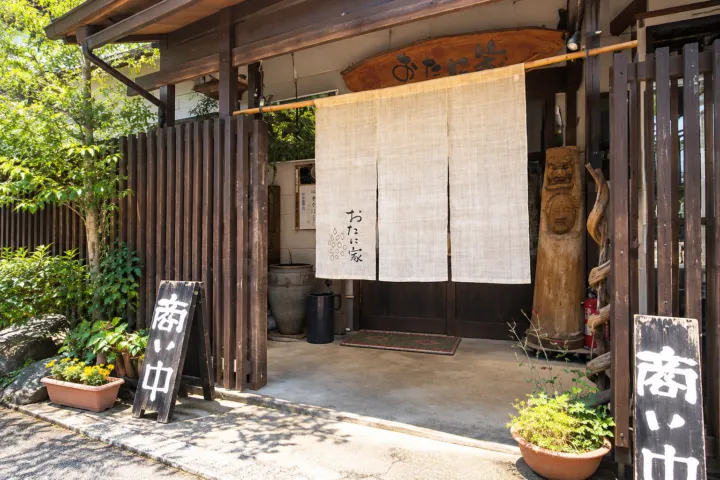 高千穂蕎麦 おたに家の暖簾のかかる店舗入口