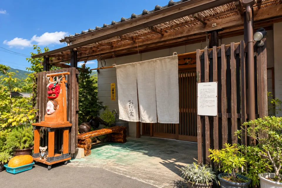 高千穂蕎麦 おたに家の暖簾と木造の軒がある店舗入口