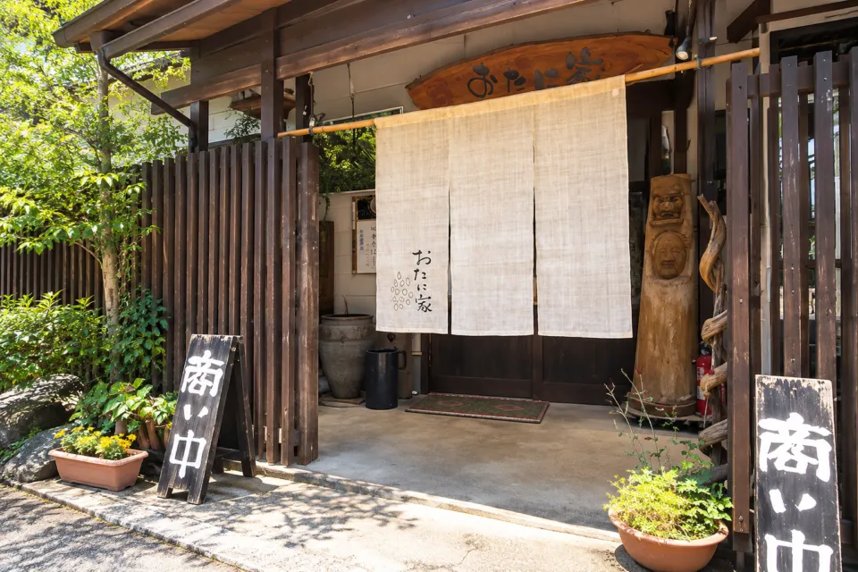 高千穂蕎麦 おたに家の暖簾のかかる店舗入口