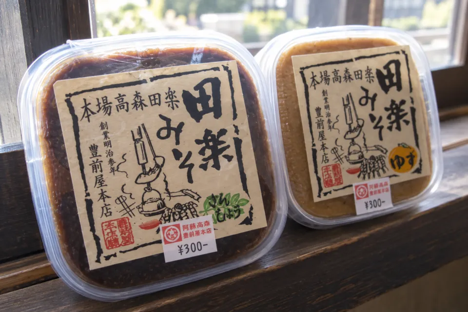 高森田楽の里の土産処けやき屋に並ぶ田楽みそ
