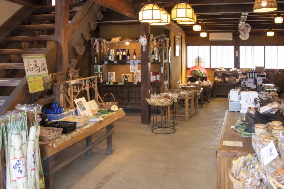 高森田楽の里の土産処けやき屋の店内