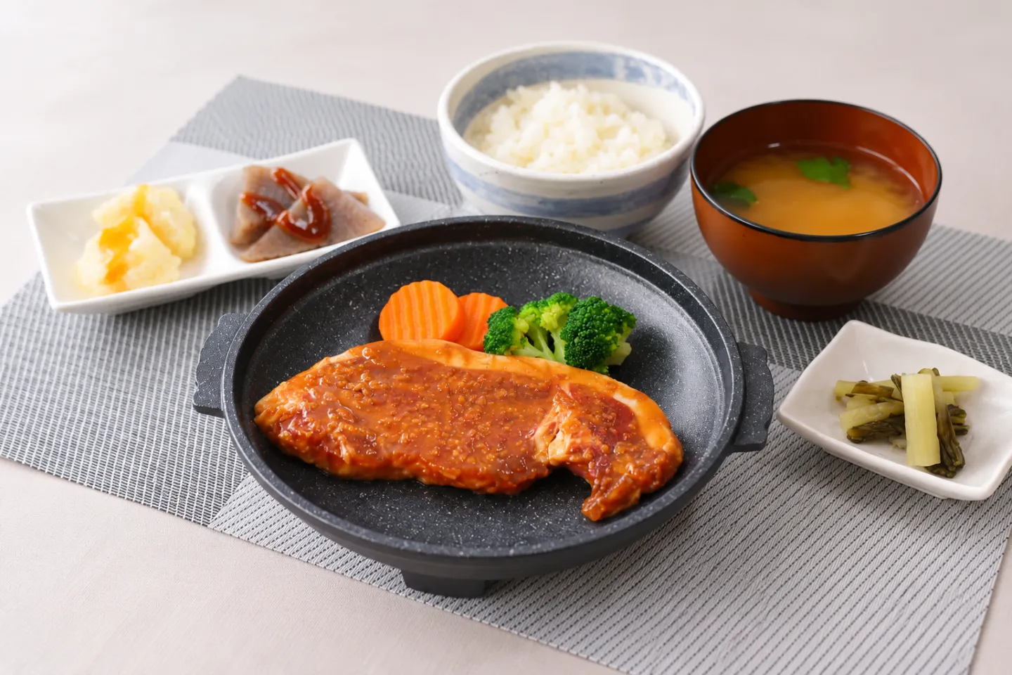 寳 TERASのお宝ランチ、豚肉の主菜とご飯・味噌汁などのセット